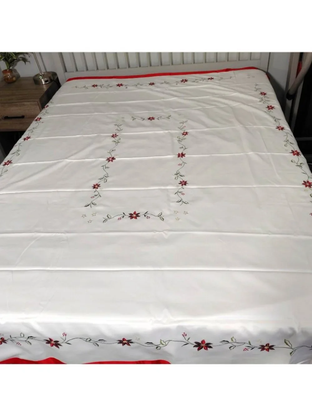 Christmas Tablecloth 85x60 Rectangle White Red Floral Embroidered Poinsetta NEW